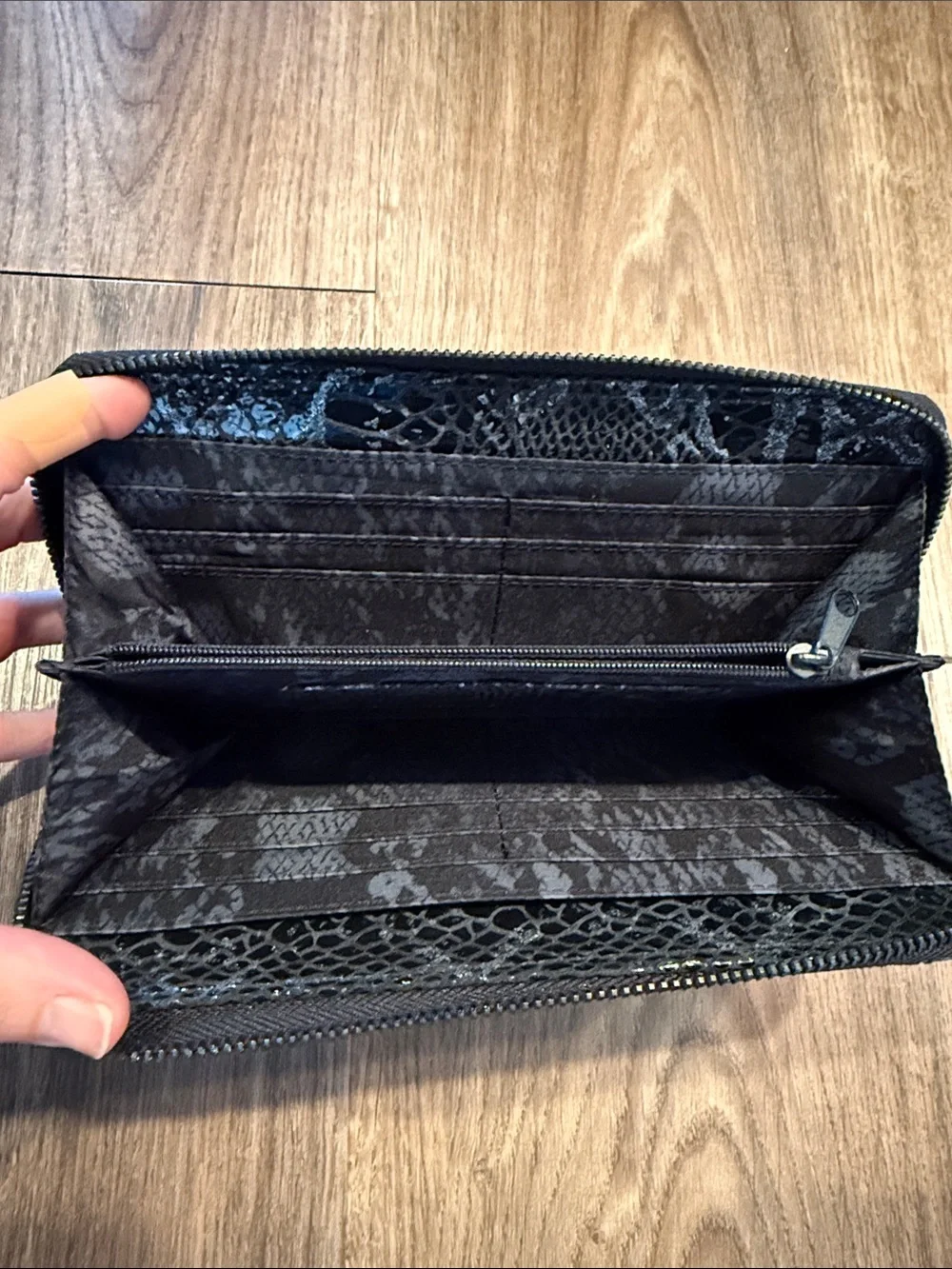 Kenneth Cole Leather Black Silver Snakeskin Print Zip Around Wallet